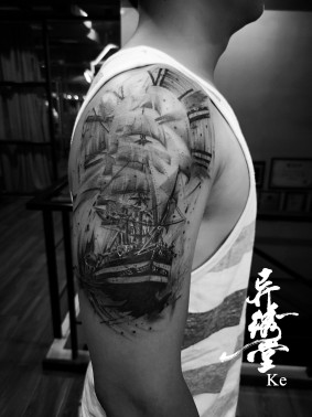 水墨纹身 帆船纹身 黑白纹身 大臂纹身 一路顺风 扬帆起航 KE